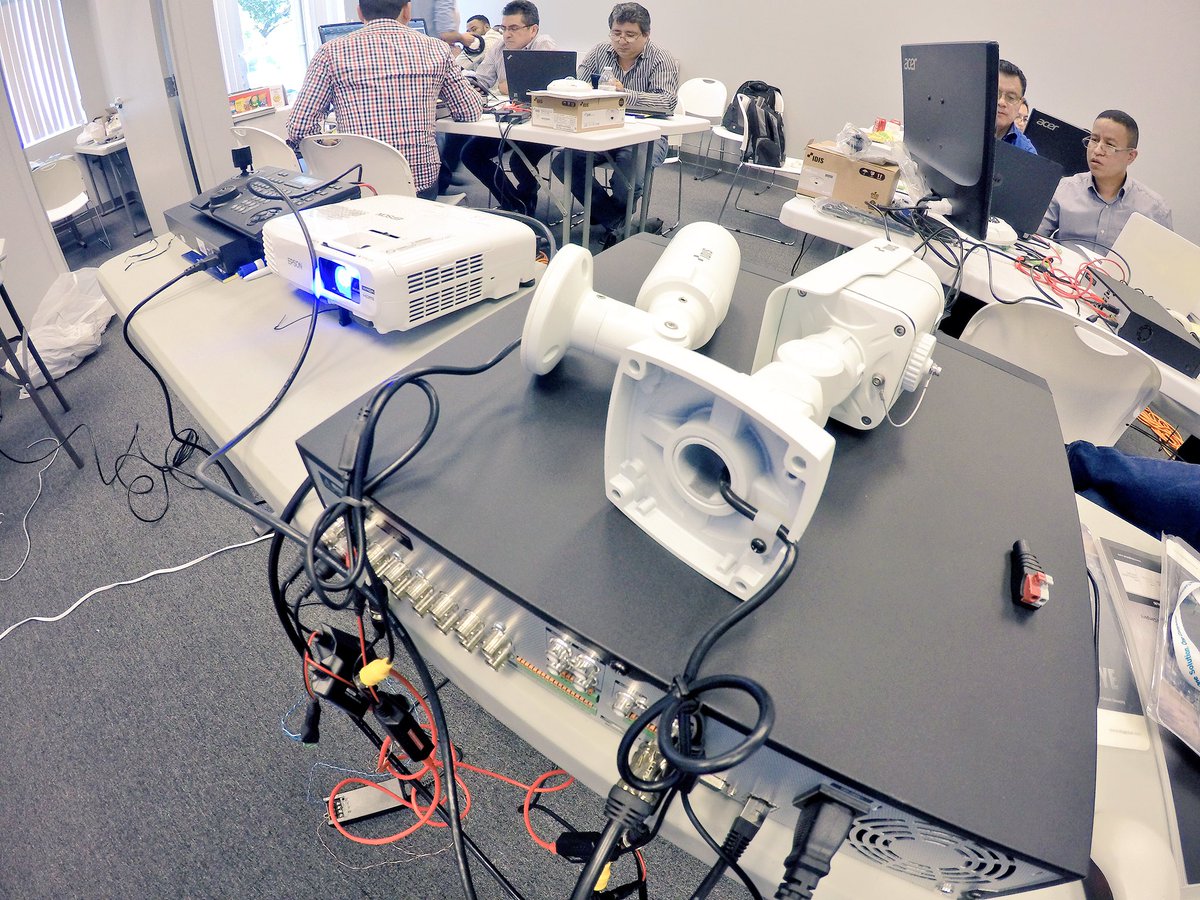 FortPointSS's tweet image. #Idis IP &amp;amp; HDTVI training session @syscomenlinea @epcomelpaso 🖲🕹