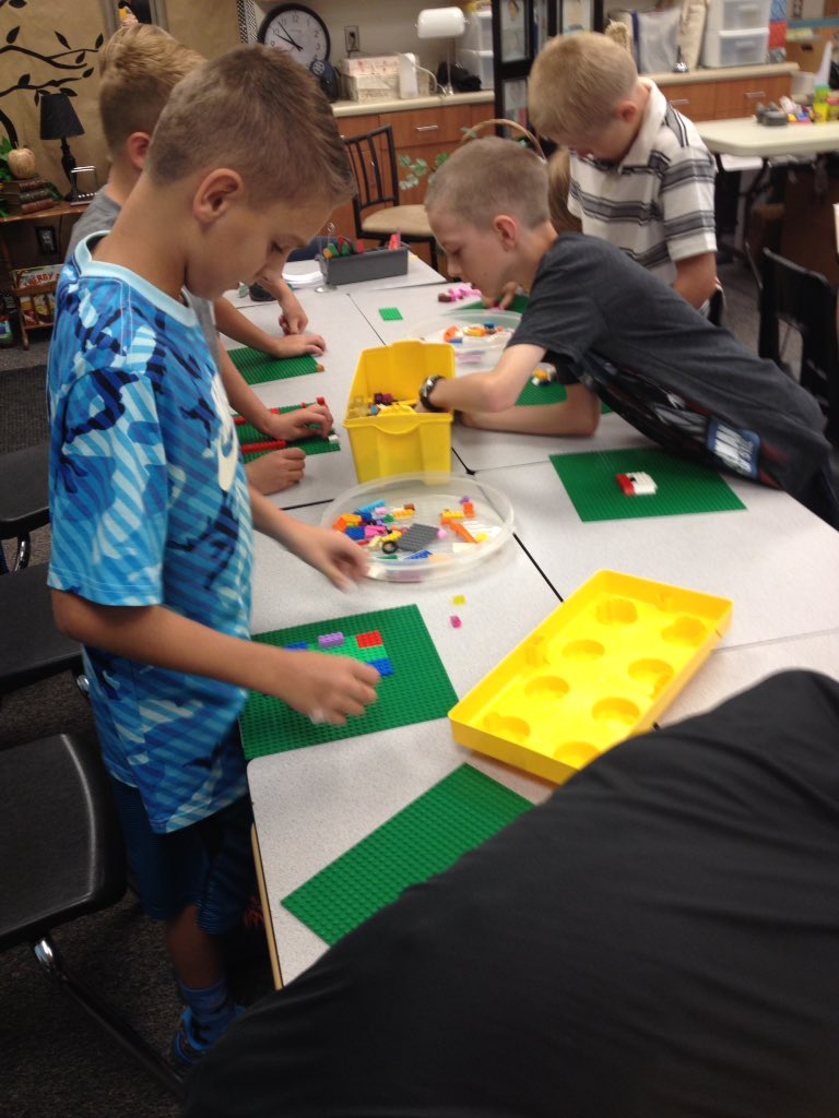emeKing5th's tweet photo. 1st day of school and having fun! #jsdeme #tlap #leadupchat https://t.co/zRFUBXNJxY