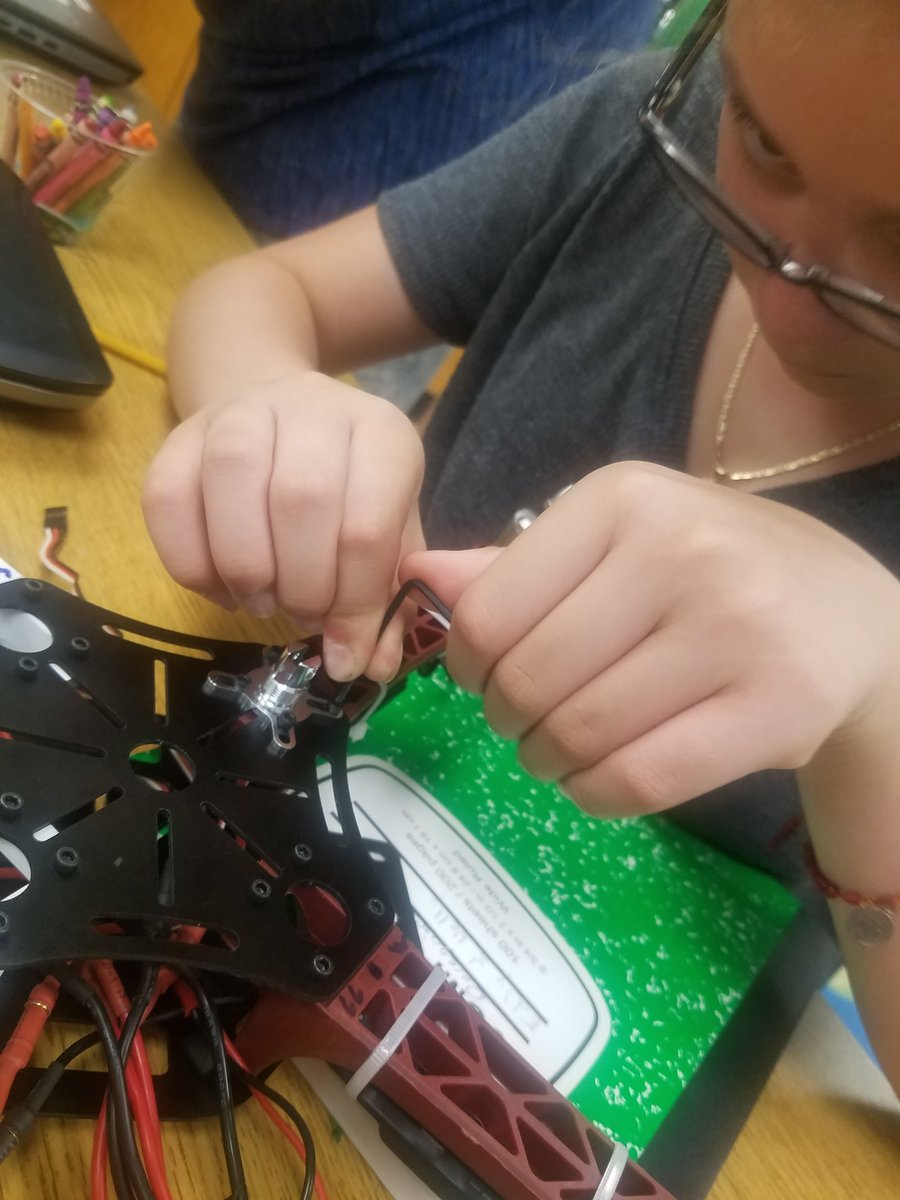 KashmirWorldFDN's tweet photo. Back at @MaretSchool w/ the awesome @horizonsdc students building drones @HorizonsNatl @fox5dc @DCEdFund @StateDept https://t.co/lTGi1zMuNP