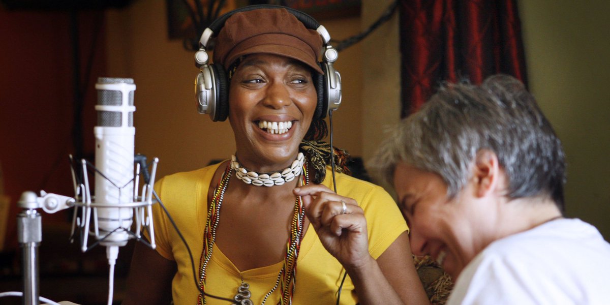 HuffPostEnt's tweet photo. TV psychic Miss Cleo dead at 53 https://t.co/wlPRvWwQgj https://t.co/NGtJB4L4Eo