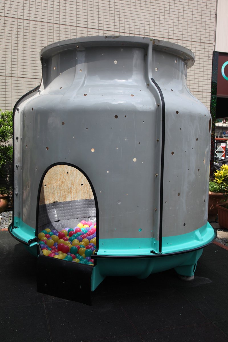 basurama's tweet photo. Tanque de agua típico en la ciudad reutilizado como espacio de juego #reuse #Taiwan #ReCreateTaipei @WDCTaipei2016 https://t.co/VxEVZaAIYC