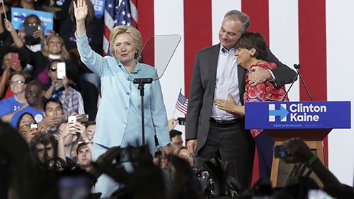 AusNewsNetwork's tweet photo. #BREAKING: Hillary Clinton Is officially the Democratic nominee For US President. https://t.co/otG8iVtBmL