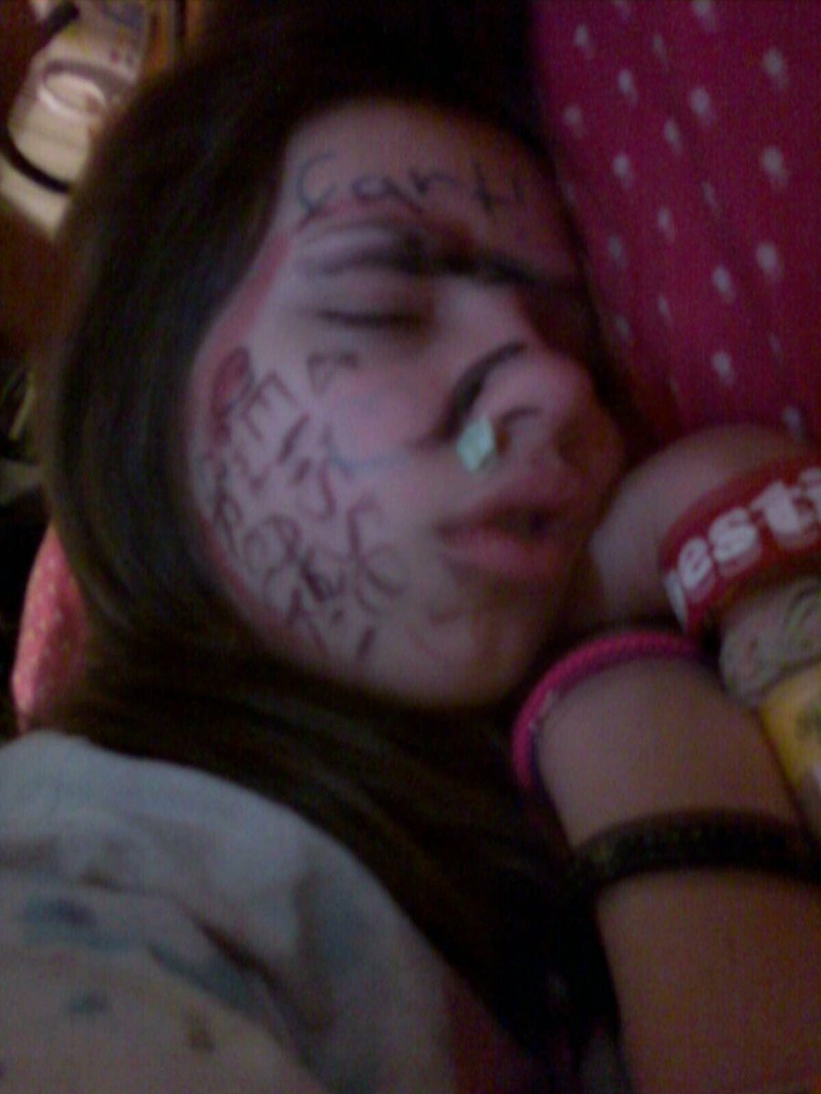 elisseofcake's tweet photo. happy birthday kell i love you so much #letsgetadrink #deycoming https://t.co/1HgigGCIq6