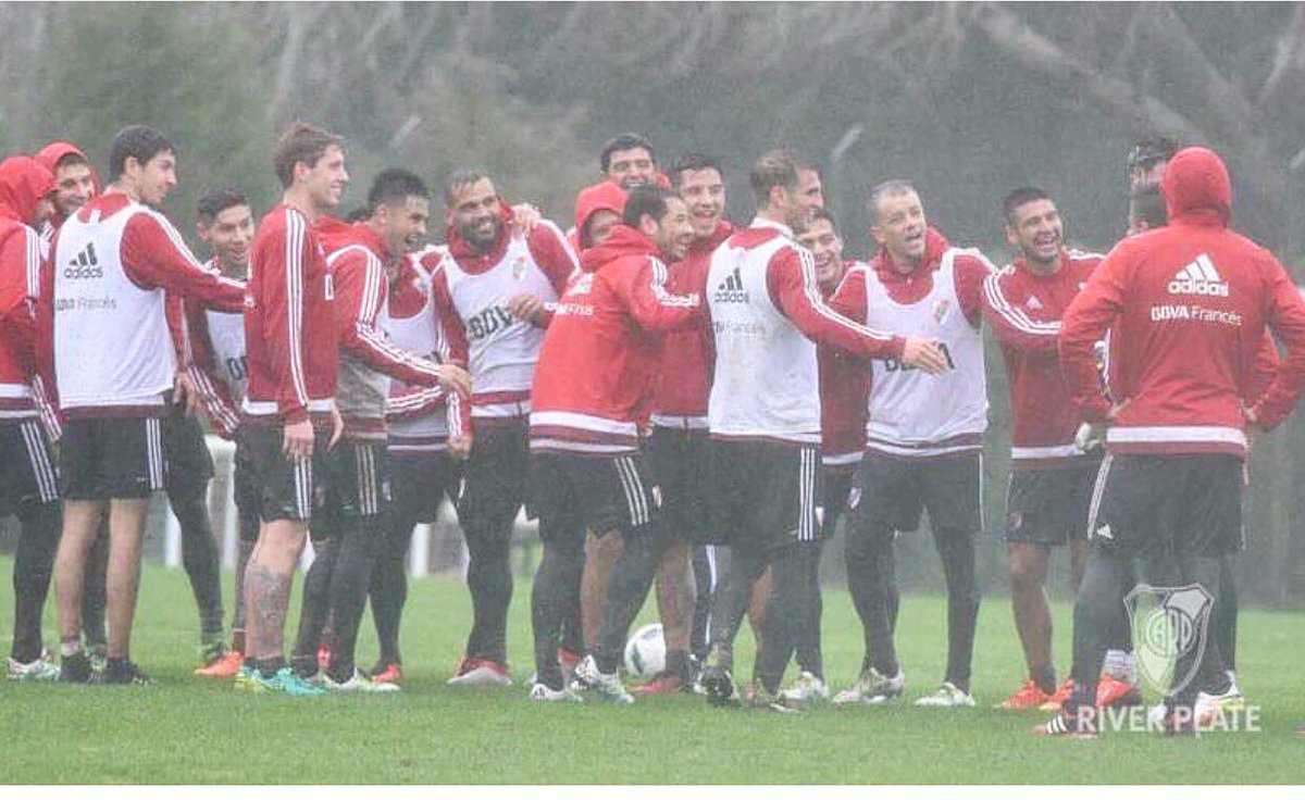 romorita11's tweet photo. Entrenamiento bajo la lluvia y frío🌧❄️⛄️ dandole la BIENVENIDA a los nuevos compañeros! #Larrondo #Lolo #Moreira https://t.co/jufFhFDxJj