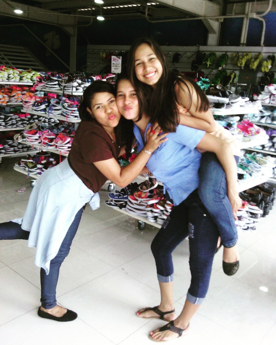robeidysramirez's tweet photo. con mis hermanas bellas https://t.co/qJZfjKt7LA