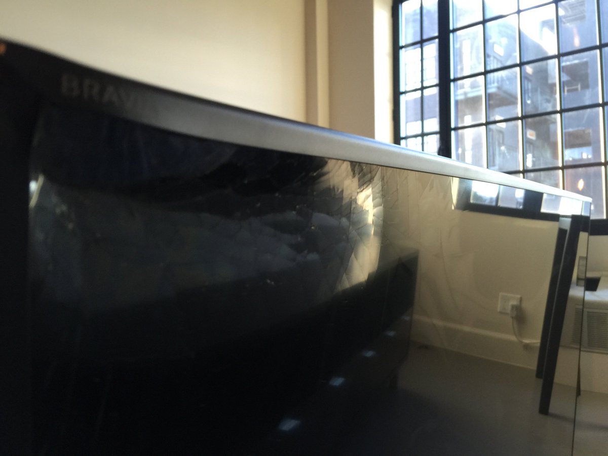 Day when your new TV is #smashed by <a href="/UPS/">UPS</a> #fail #fragile maybe @UPSHelp will shed some light on how the metal bent