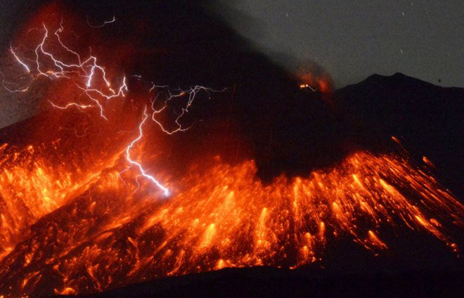 El volcán Sakurajima, de Japón, entró en erupción este martes lanzando cenizas al cielo a una altura de hasta 5.000