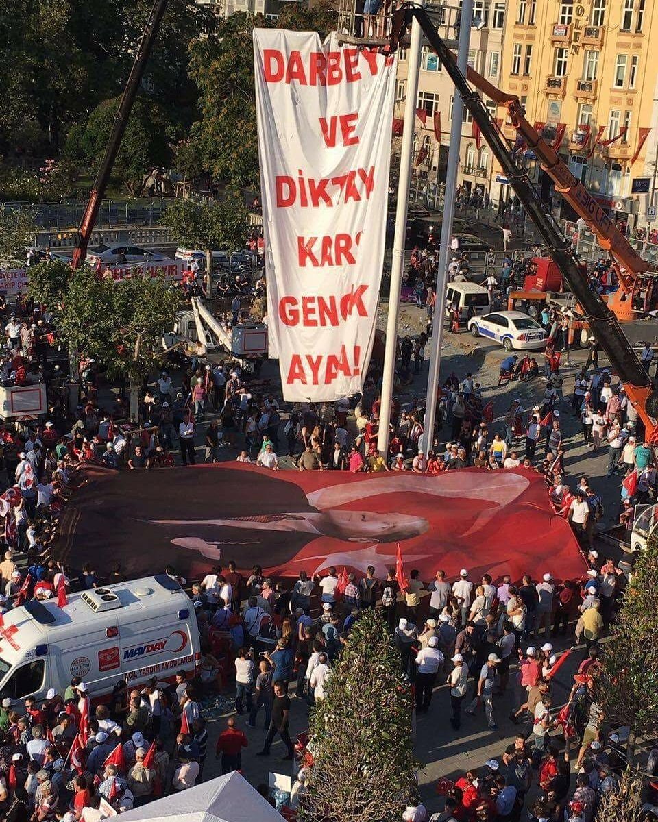 Mustafa Kemal'in askerleri Halkçı Liseliler olarak bizde Taksimdeydik.