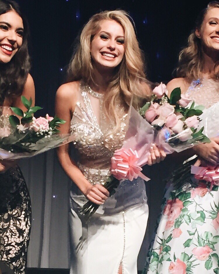 MissTeenageAB16's tweet photo. First Runner Up in Miss Teenage Canada 2016 ❤️❤️❤️ https://t.co/DNHCFcY3Ll