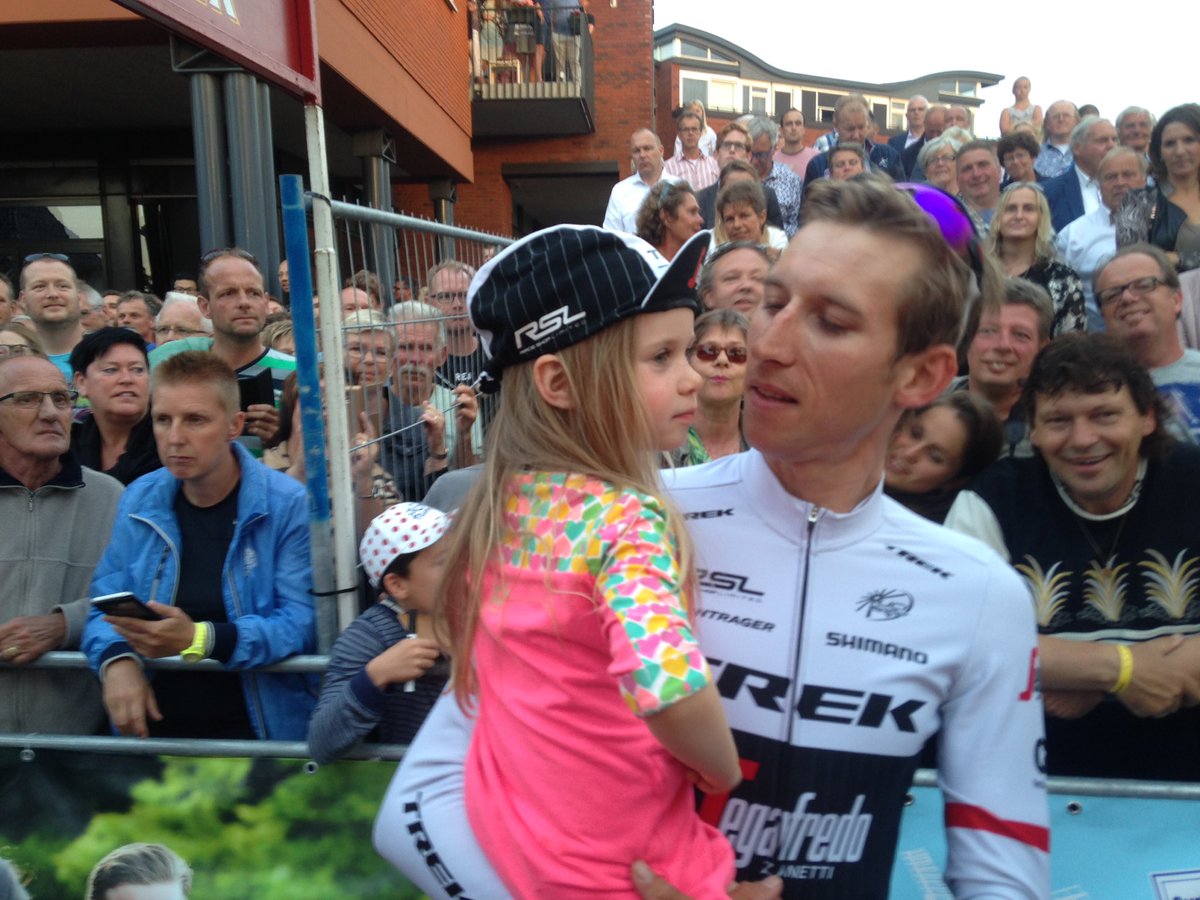 Er zijn belangrijkere zaken dan winnen voor Bauke Mollema in Surhuisterveen. #profronde