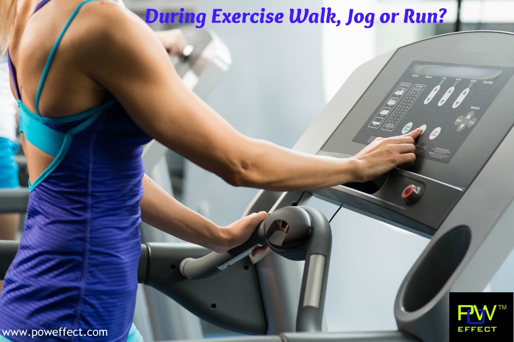 Fitness expert. женщина одна на беговой дорожке. девушка с большой грудью на беговой дорожке. девушка в тренажерном зале. ходьба на беговой дорожке.