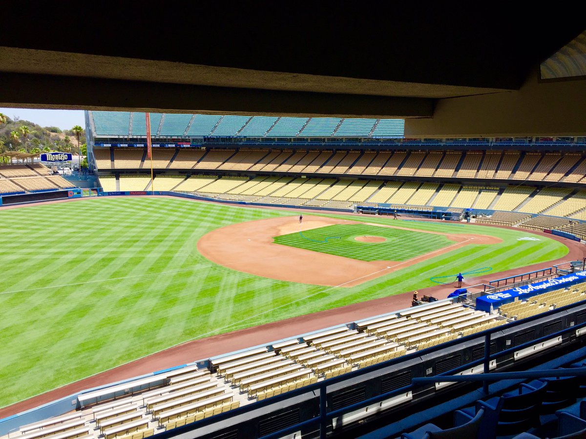 Evan3Longoria's tweet photo. There is nothing more exciting than playing in the ballparks you grew up watching as a kid! #ChavezRavine https://t.co/6OxtsxzgkI