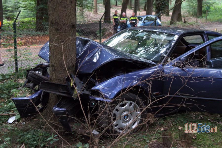 Auto met twee inzittenden botst tegen boom op de Hessenweg 112.press/LtkRwD #Lunteren #112Nieuws