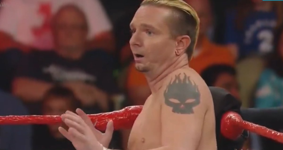 TioTopLand's tweet image. Ayer que estaba viendo la WWE no pude evitar recordar a un youtuber de tops, cualquier parecido es mera coincidencia