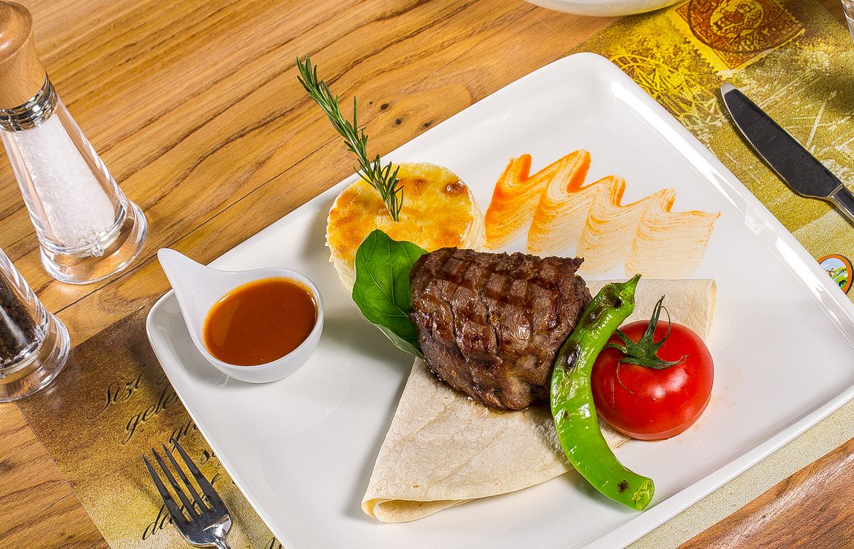 Siyahkuğu Steak House Restaurant 
En iyi kalitede seçkin  dinlenmiş steak etlerimizi size sunmak istiyoruz.