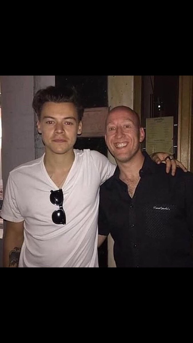 1d_on_break's tweet photo. Harry with fans recently! https://t.co/49Xs2ebPIP