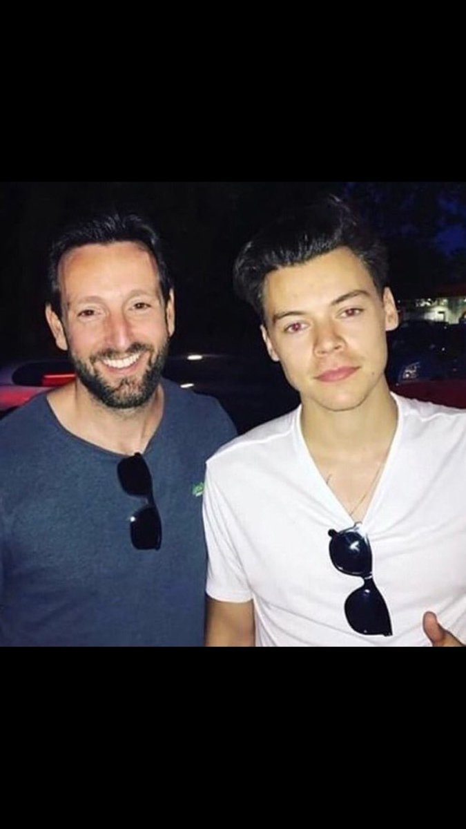 1d_on_break's tweet photo. Harry with fans recently! https://t.co/49Xs2ebPIP
