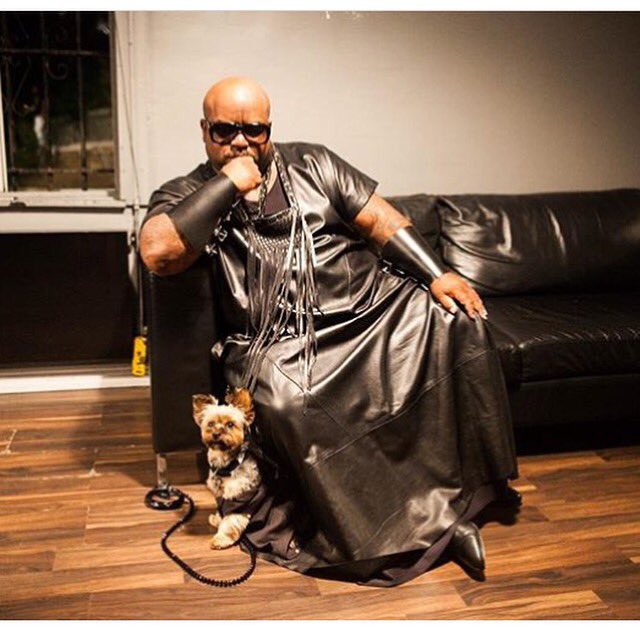 The_PettingZu's tweet photo. All Black Everything With This Cool Man! 🐶❤️✔️ #Thepettingzu #Zulander #Ceelo #Dog #Leather #Black https://t.co/PYbBoSauQR