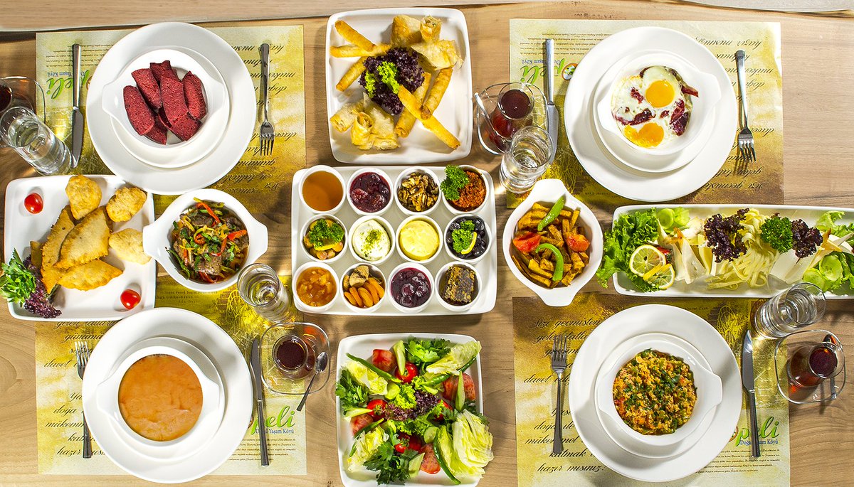 Sopeli Doğal Yaşam Köyü Ormangülü Restaurant. Nehir, şelale ve göletlerin kenarındaki masalarda ağırlar konukları.