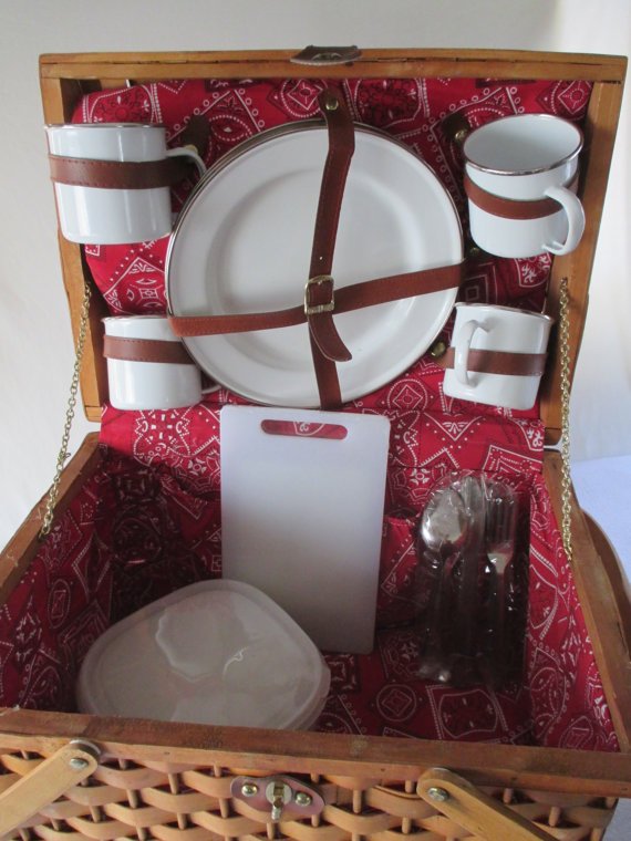 suzannee43's tweet photo. #FullyEquiped https://t.co/Z5cXNyrM8w #integritytt #etsyspecialt #etsymntt #teamvintageusa #etsyfinds #PicnicBasket https://t.co/m5EOdWpDGe