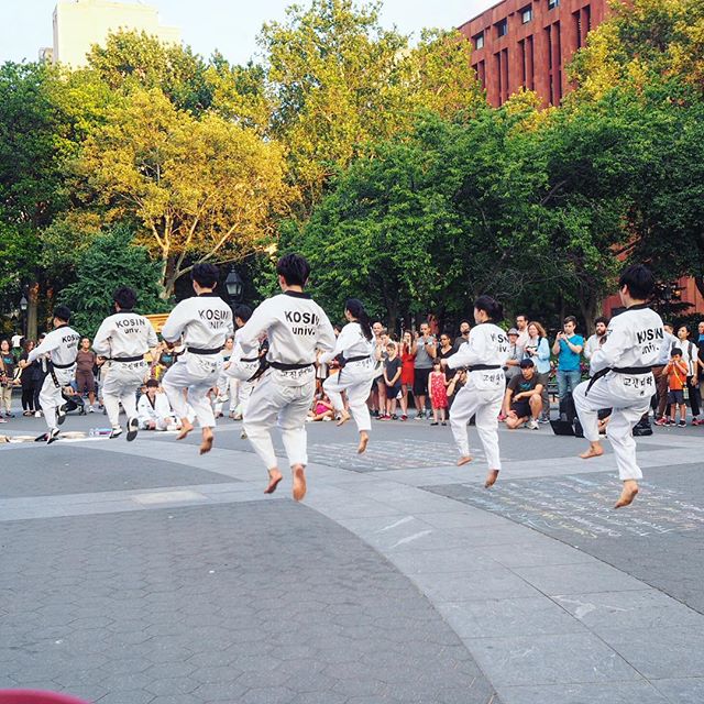 TIMPWOOD's tweet image. washingtonsquareparkerz.com/flyingkick-mar… - #flyingkick #martialarts #washingtonsquarepark #nyc