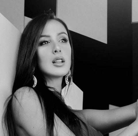 YuvannaFansClub's tweet photo. En Blanco Y Negro @Yuvannamontalvo #RaniasCollection @RaniasCol https://t.co/RX0e2vrQ5M