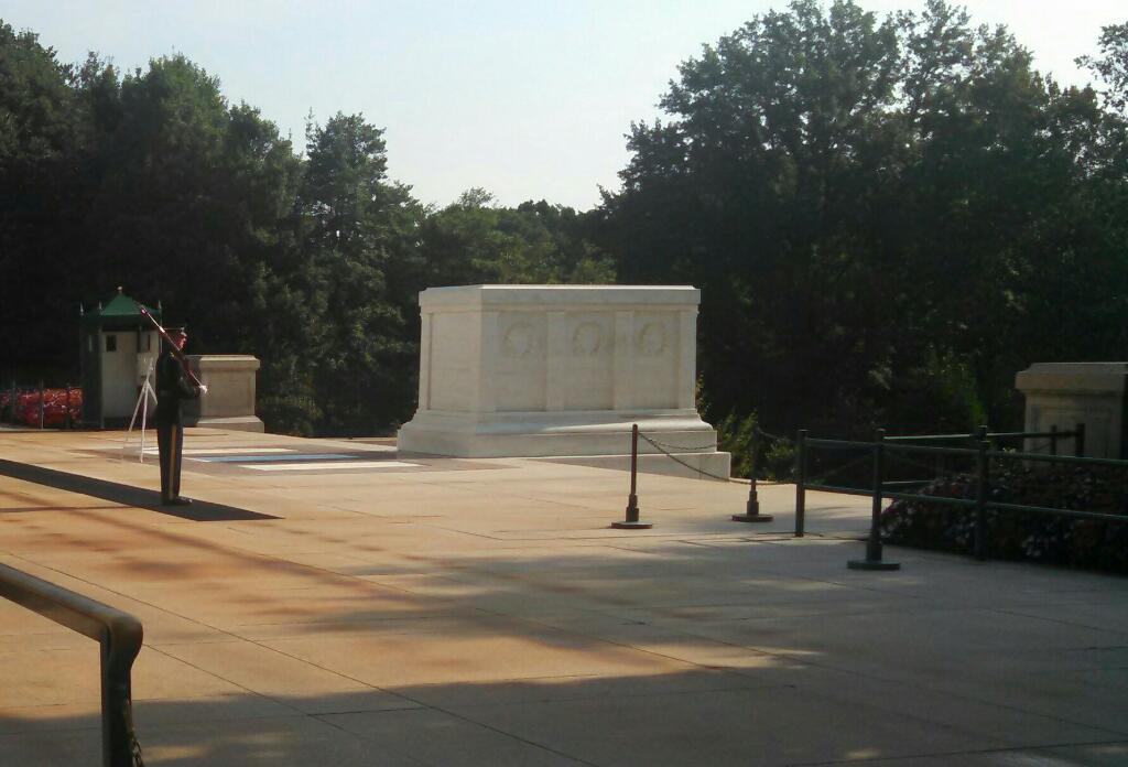 JohnChipBridges's tweet photo. Few things are more inspiring than the commitment of American Soldiers guarding the tomb of the unknown soldier. https://t.co/WtbnsJpblD