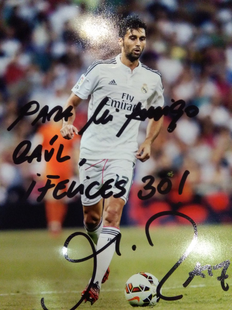 raulgilda's tweet photo. Best. Present. Ever. Gracias @GonchoB12 y @aarbeloa17 #CAP17ÁN https://t.co/LzBIhQ6thR