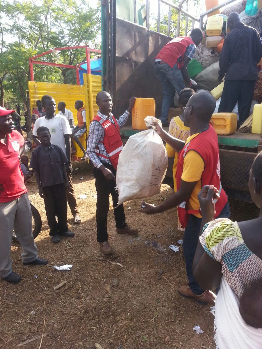 Day two of moving south Sudan refuguees from motor to Adjumani <a href="/RedcrossUganda/">Uganda Redcross</a> <a href="/bbstvug/">BBS TEREFAYINA</a> <a href="/UNICEF/">UNICEF</a> <a href="/unhcr/">UNHCR</a> <a href="/nbstv/">NBS Television</a>