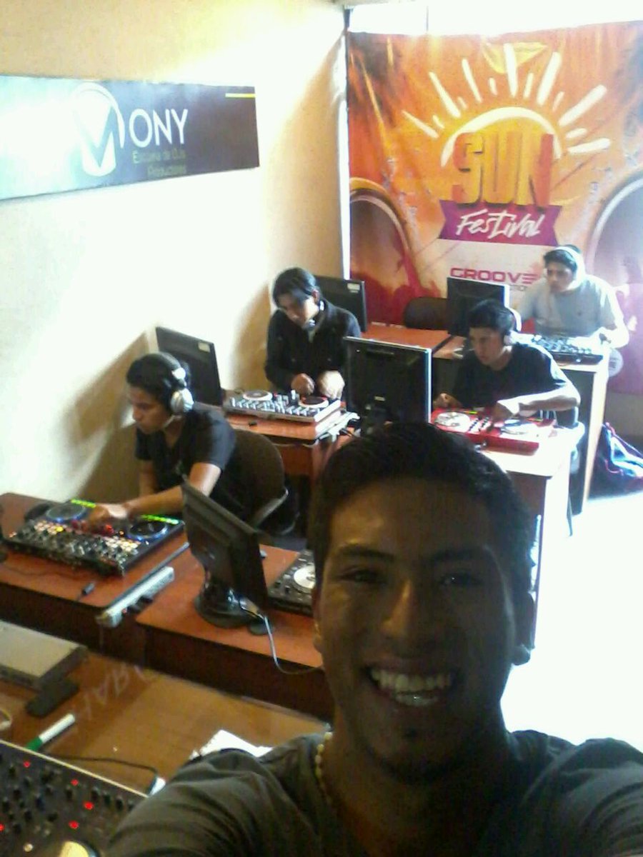 AndyMuka's tweet image. Preparando la nueva generación de #artistas @HARMONYECUADOR  #somosdjs #fliadj #Ecuador #PioneerDay #numark #vestax