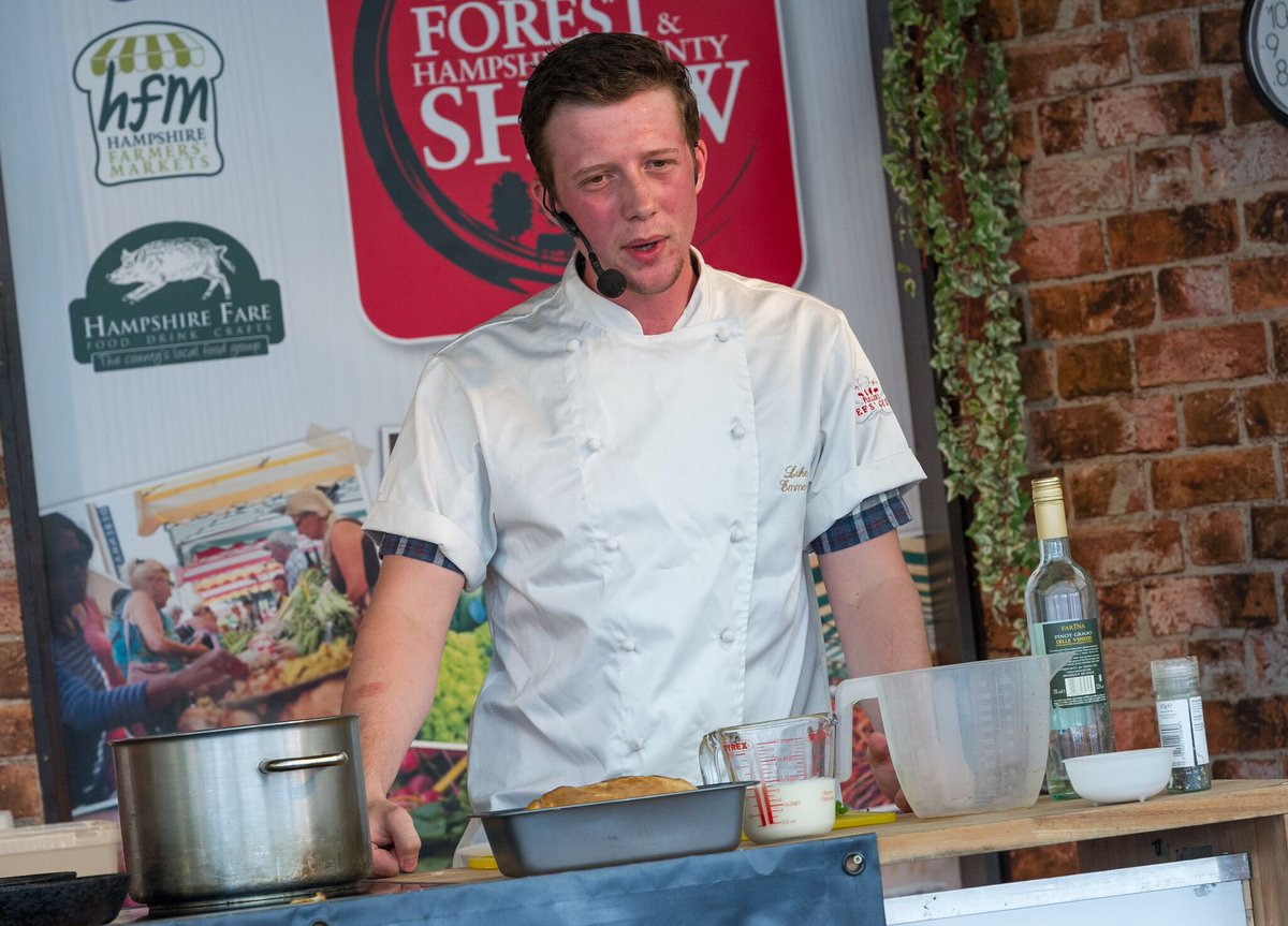 TracyHantsFare's tweet photo. Young Fullers Guild of Chefs @ChefEmmess @FullersKitchen @pridefooddoc Confident on demo today 👏 @HampshireFare https://t.co/Bi5NqkYzR5