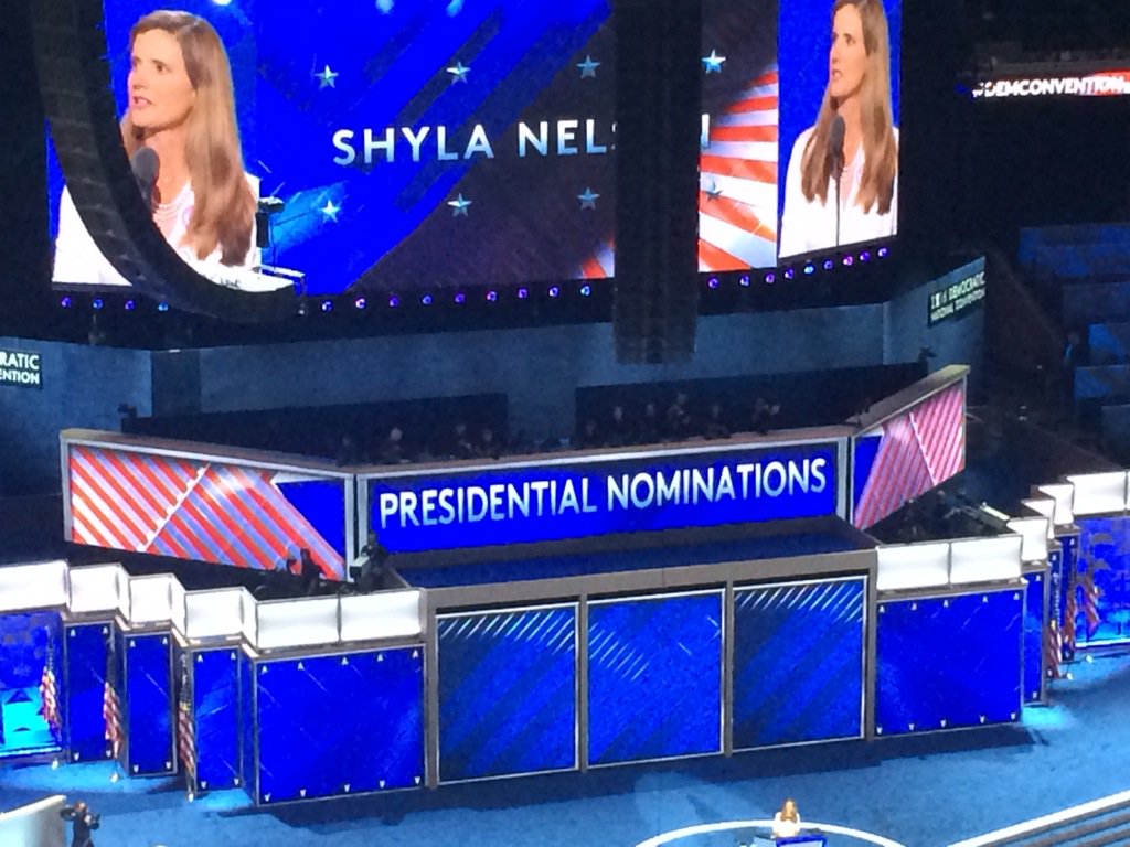 libertytarian's tweet photo. #DemsInPhilly added LOTS of American flags after not having them 1st night
#DemConvention #DemsInDisarray https://t.co/pDuoQ0UOc2
