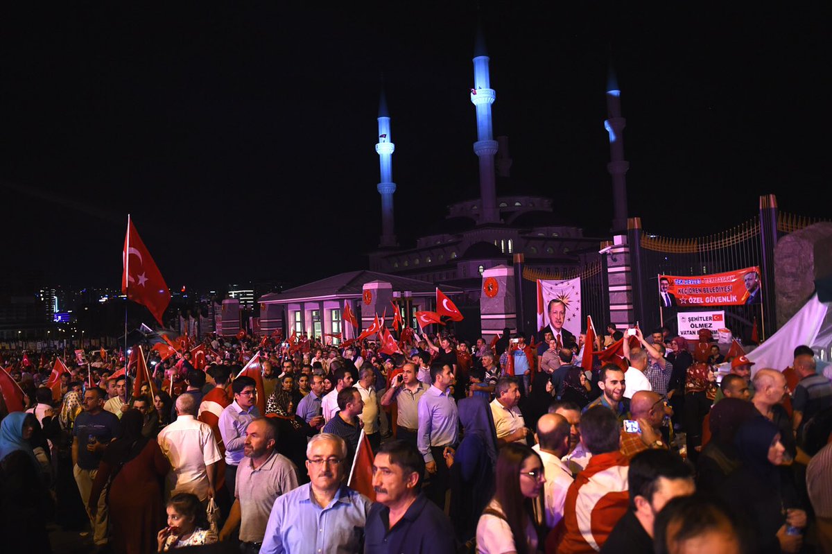 tcbestepe's tweet photo. Cumhurbaşkanlığı Külliyesi önünde vatan ve demokrasi nöbeti 11. gününde...(1) https://t.co/x3ZY3zRRS7