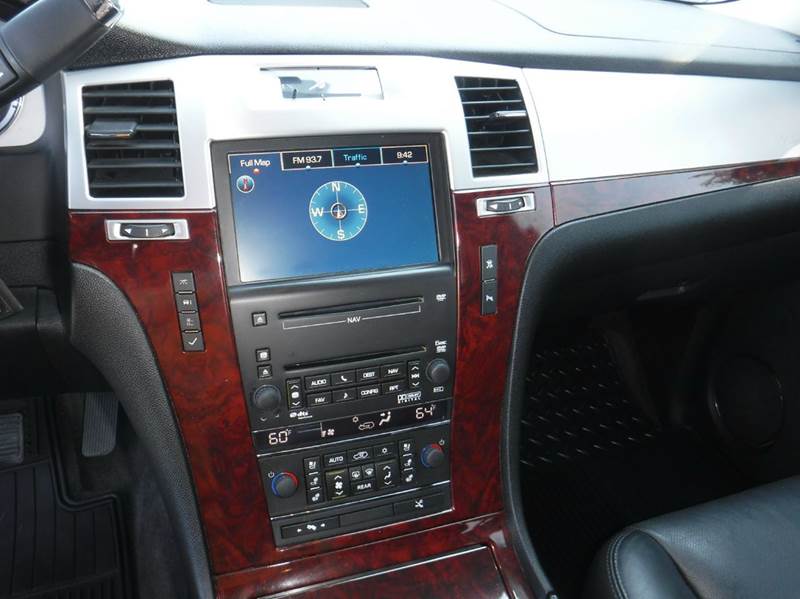 ShawnsMotor's tweet photo. #TestDrive our 2010 #CadillacEscalade #BuiltInNav #BackUpCamera #DVDplayer #3rdRowSeating #FullyLoaded #FamilySUV https://t.co/I4Jrx050w4