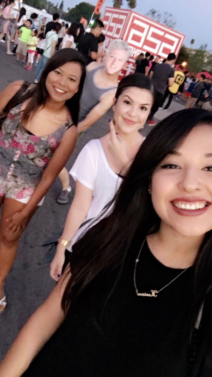 mmmkayy_'s tweet photo. That moment you think it was Ellen who photo bombed you, but it was really Bill Clinton 😂 #mabad https://t.co/S2yUfC6kN5