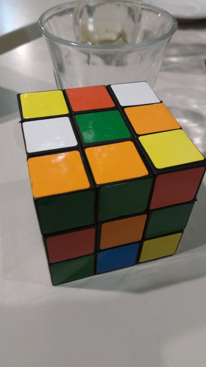 Max_Fantasy's tweet image. Lo tengo desde el 1/2dia..y aún no pude hacer 1 lado..si hago un #VolverAlFuturo y juego vs mi yo de 10 años pierdo