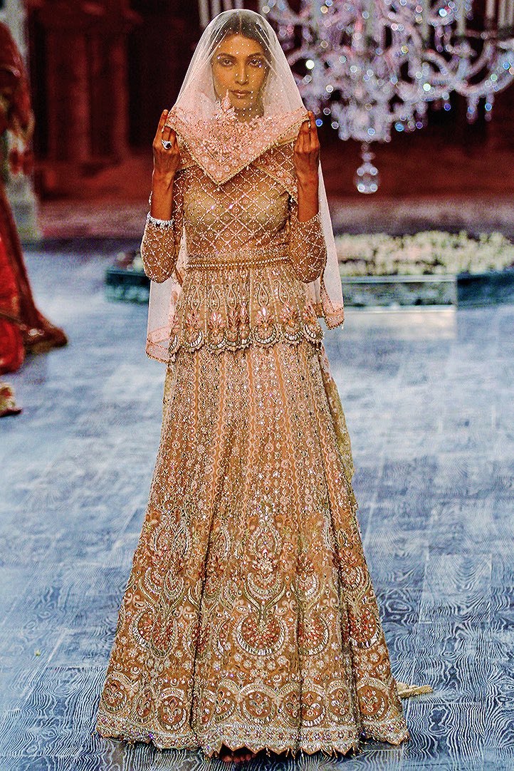 IndianCouturee's tweet photo. Tarun Tahiliani Couture during FDCI Indian Couture Week 2016 https://t.co/47WpCWPQfA