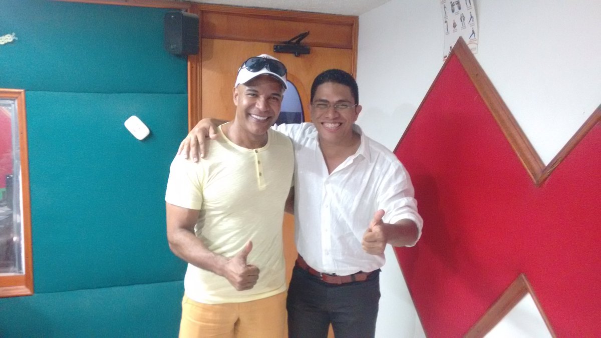 Jeanklopez's tweet photo. Compartiendo con el Actor Colombiano @OscarBorda y sus reflexiones sobre el arte, la cultura y el #SerNegro https://t.co/HDt79MQhIB