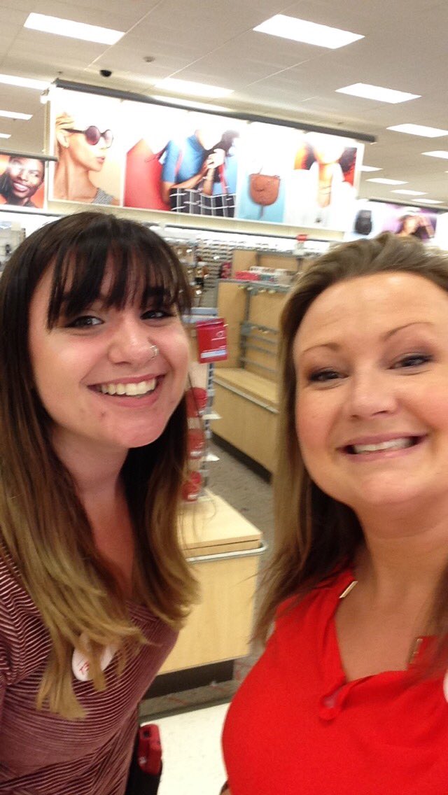 abbeyllaine's tweet photo. And number 5 is out the door! Way to keep up the energy, Angela!! #savingguests$ @Rudikins19 @jmbossy @Howard_JoshT https://t.co/HGkrLeguGg