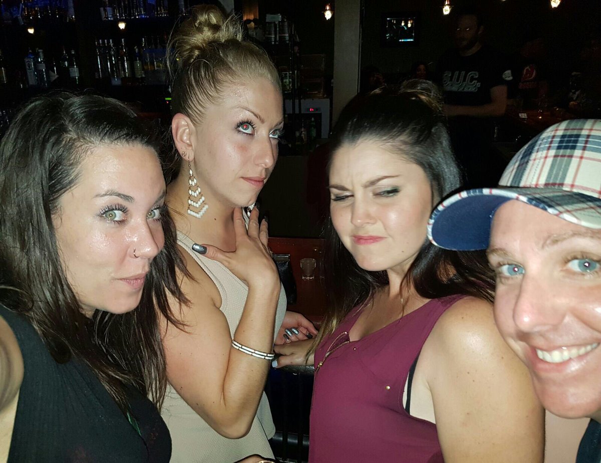 _alittlemore's tweet photo. This pic makes my life. Love these girls and all the personality in this photo #bestbabes https://t.co/E0gphisgfD