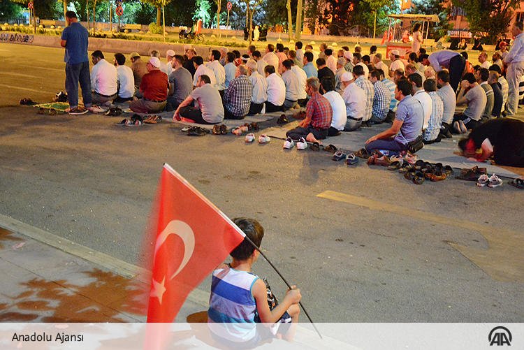 [Galeri] Demokrasi nöbetini sürdüren vatandaşlar sabah namazını meydanlarda kıldı aane.ws/QPQ
