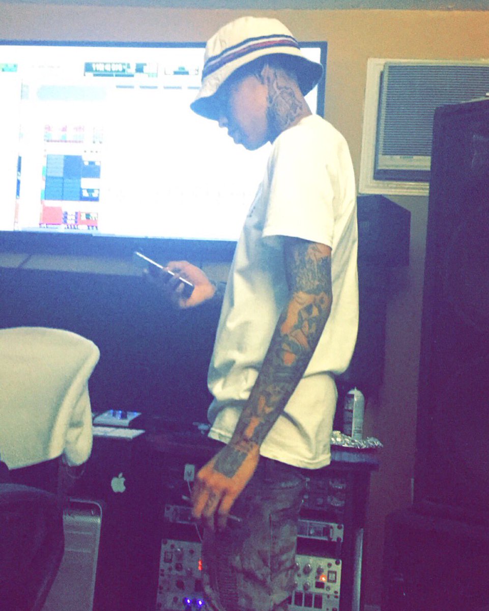ombbloodbath's tweet photo. inlove with this music truly yours ❤️
#NBTM2 #FromTimeFreestyle https://t.co/oHAZkNZFoo