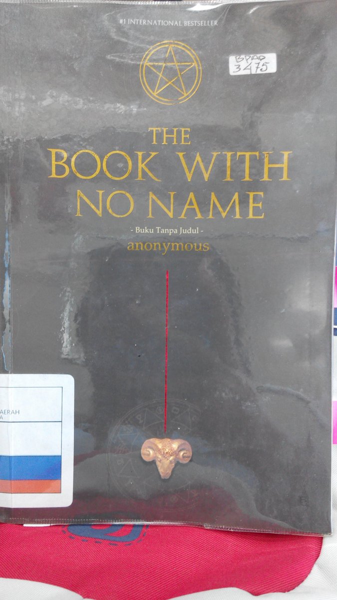 WoMomFey's tweet image. Enjoying my morning trip 🚄 with this mysterious 📖 😆 brought from the library. #readingonthego