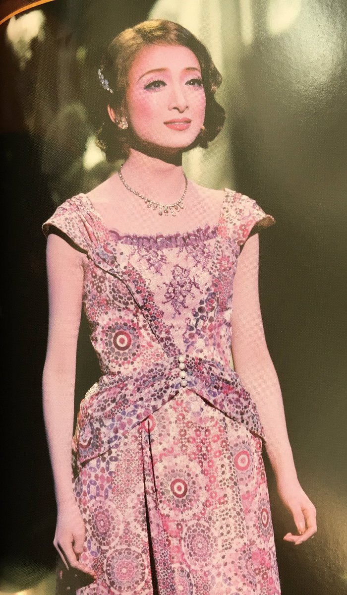 宝塚娘役さんの素敵なお衣装 No Twitter No 3 野々すみ花さんが着ていたワンピース デザインがとても素敵 こういったワンピースいつか着てみたいものです