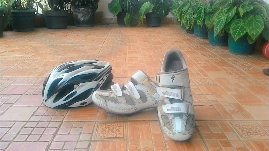 msatriapangestu's tweet photo. FS roadbike+cateye+helm+sepatu+jersey+saddle 8jt for this week, check bio @Indotrack @GIRPATEN @fixedandfurious https://t.co/JciFypjxd2