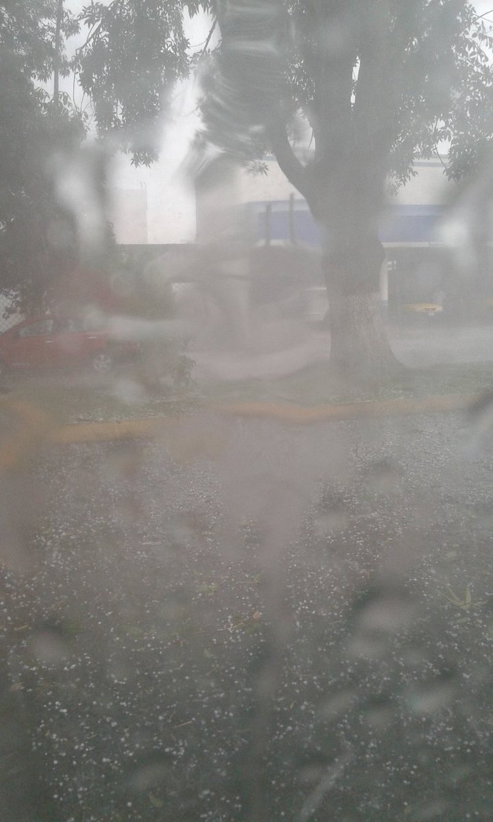 Nitossara's tweet photo. Mega granizada y lluvia en manuel acuña por plaza terranova @Trafico_ZMG https://t.co/AT0He1clM8