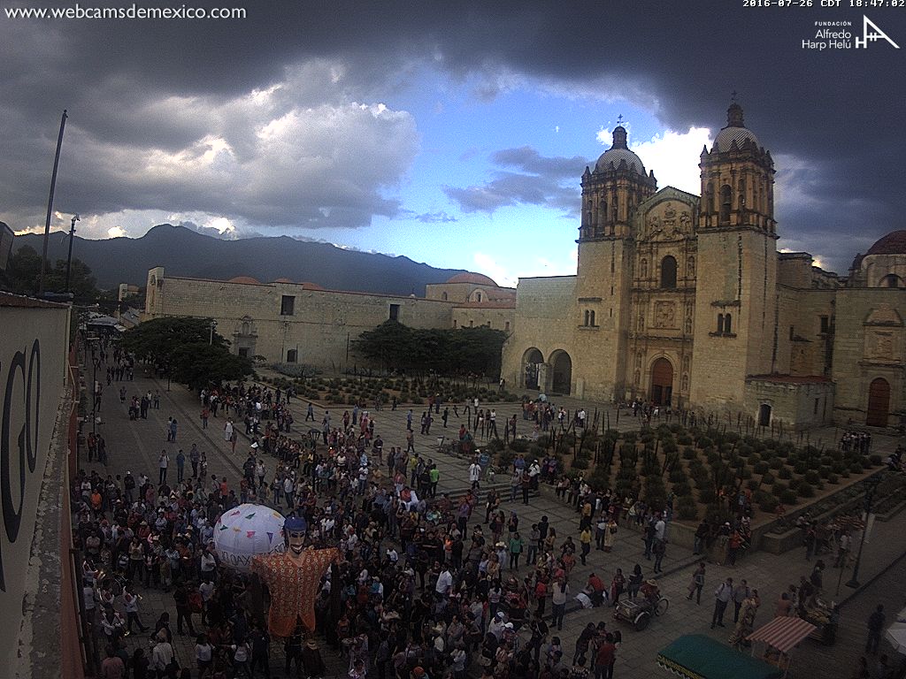 webcamsdemexico's tweet photo. #Oaxaca festivo, así luce en este momento. Temperatura actual: 28° C. Vista Exconvento de Santo Domingo: https://t.co/MBFeBYv3DM