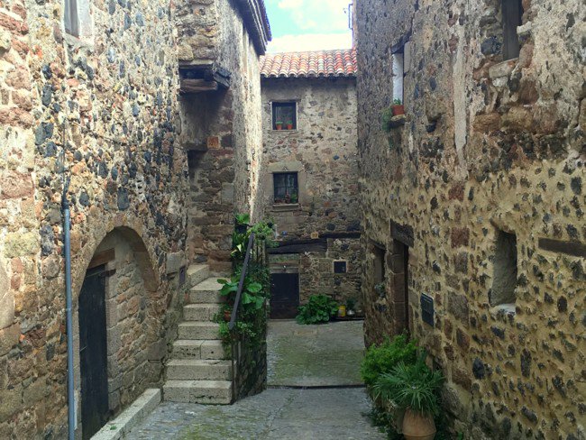 diarioviajero's tweet photo. Santa Pau, pueblo medieval y volcanes en Girona https://t.co/rAaOtuWAXq https://t.co/IBPEibjgBu
