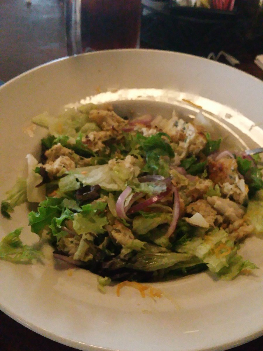 NikkiKnack03's tweet photo. @DukesBarGrille Couldn't figure out why my salad looked so pitiful.. they left off half the toppings. #nooldbayfries https://t.co/DxpvzHkIkb
