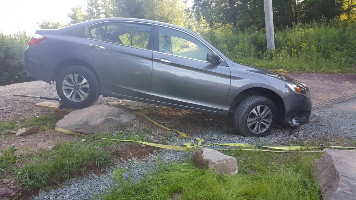 NYSChaveirim's tweet photo. How did Chaveirim get this car back on the road in the Catskills, they had to jack the car up and pull the rock out. https://t.co/APVTtT6rs5